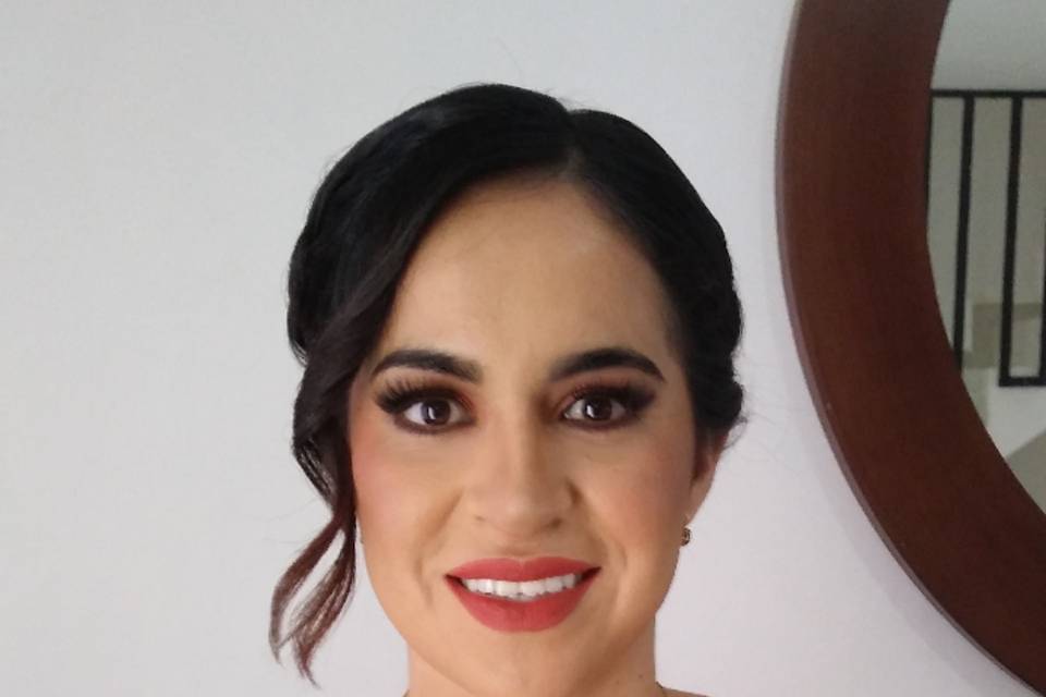 Maquillaje y peinado de dama
