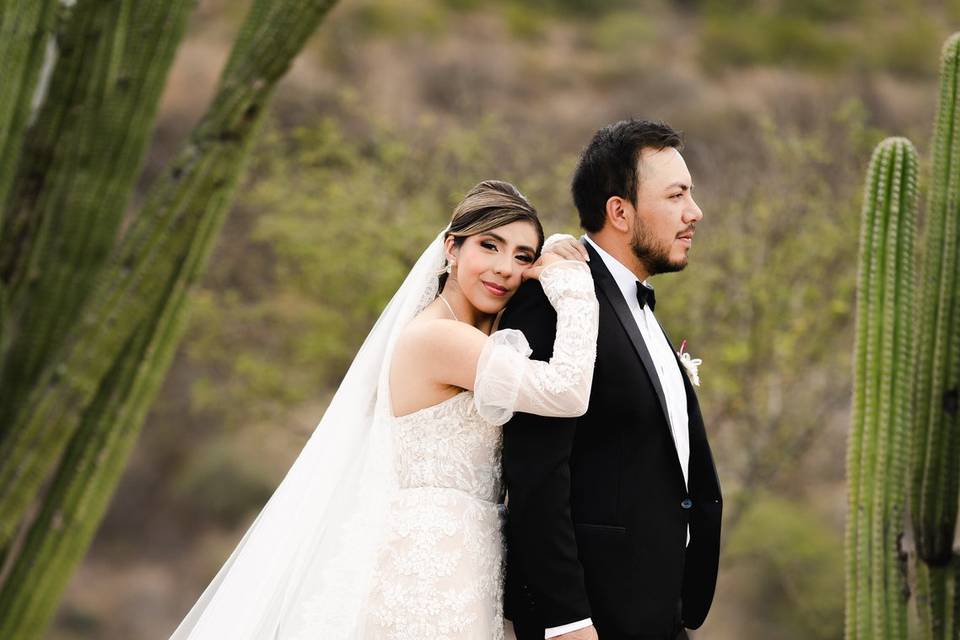 Pareja posando en el campo