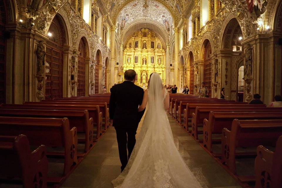 Novia caminando al altar