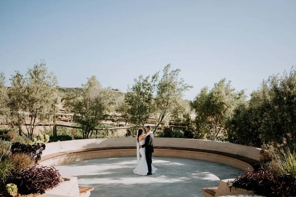 Novios abrazados en un patio