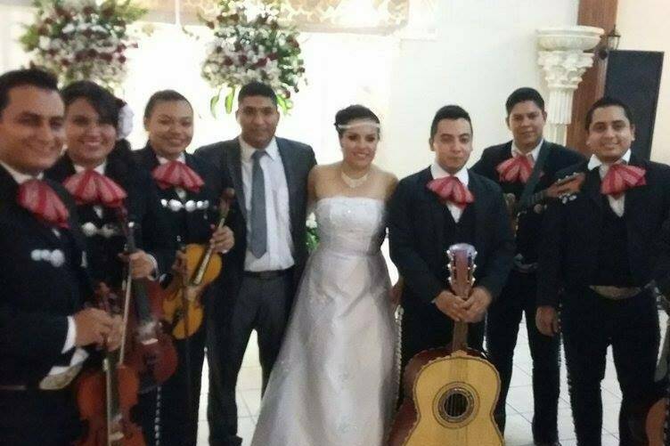 Los novios con el mariachi