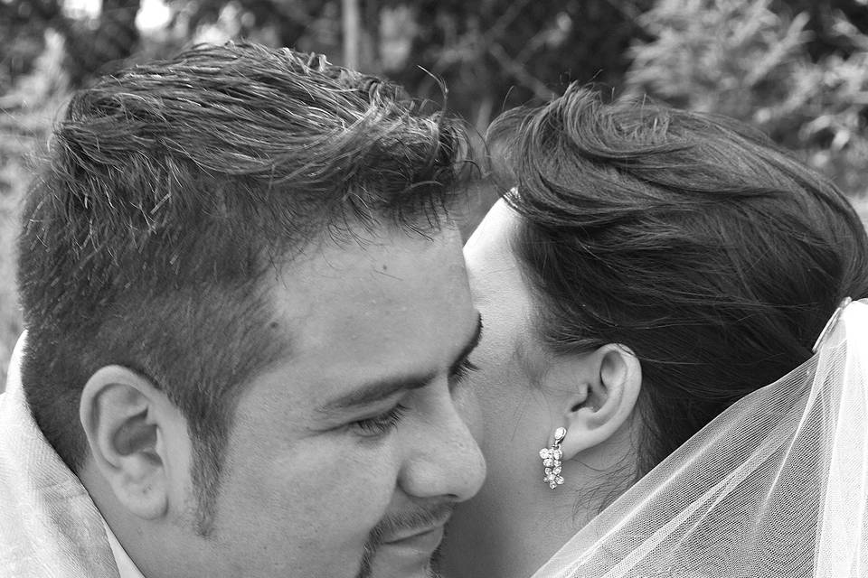 Novia hablando al oído del novio