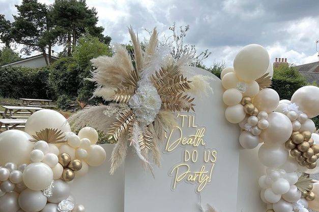 Decoración en blanco con globos