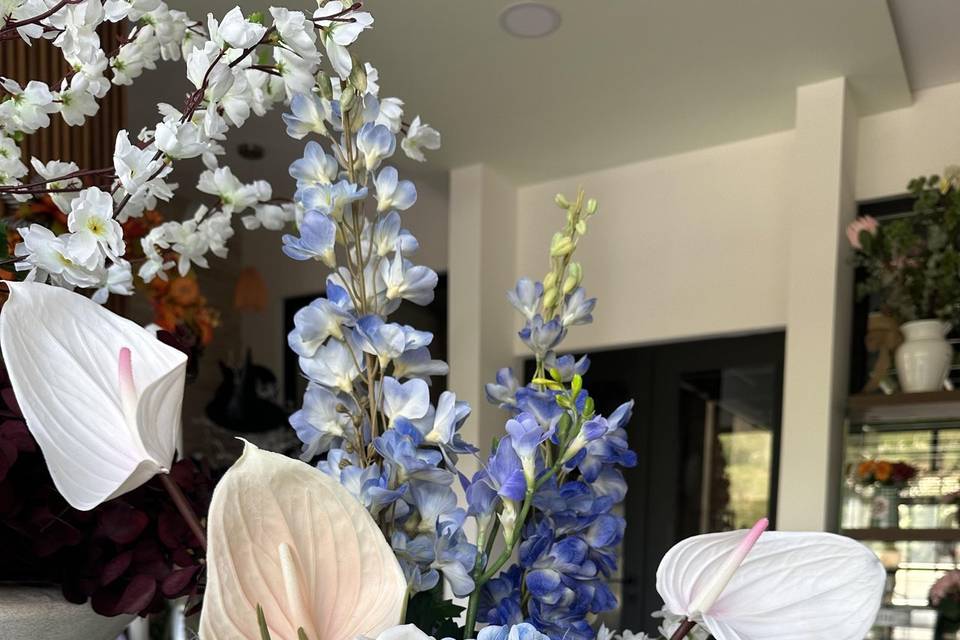 Canasta con hortensias y antur