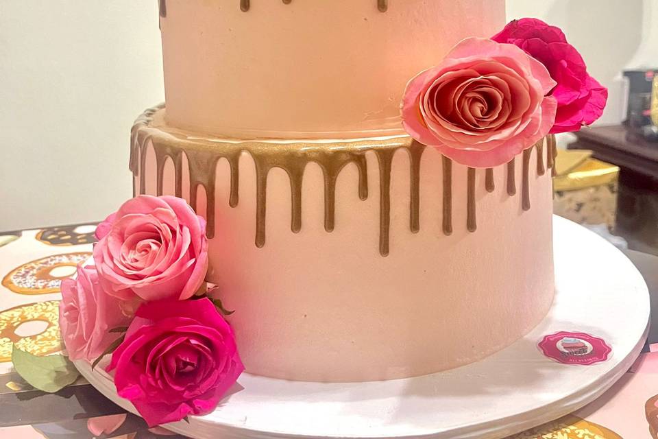 Pastel de boda con flores