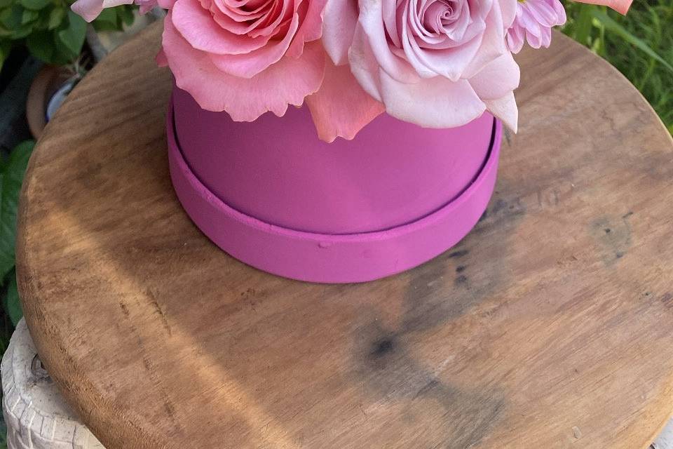 Caja decorativa con rosas rosas