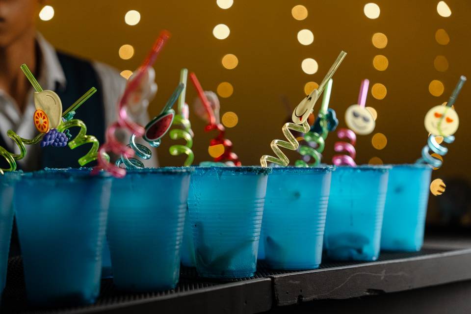 Vasos con popotes de colores