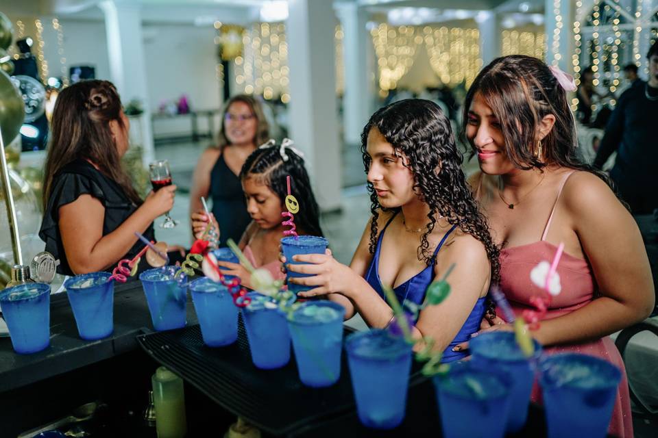 Invitadas con sus bebidas azules