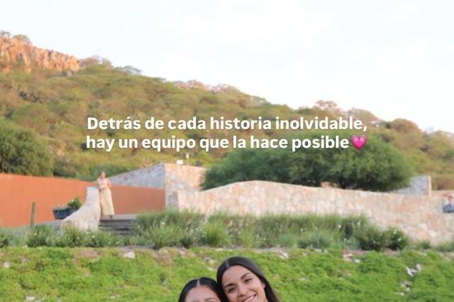 Un equipo sosteniendo tu event