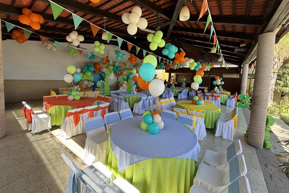 Mesas decoradas con globos verdes y blancos