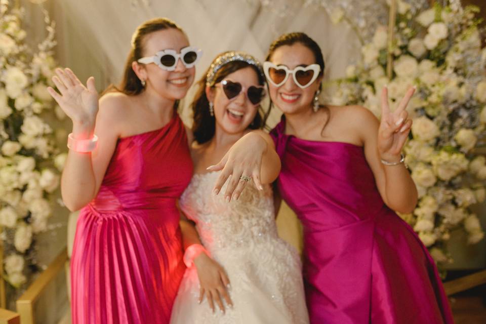 Novia con sus damas de honor posando con lentes