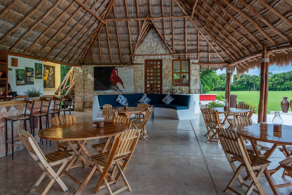 Palapa con mesas y sillas