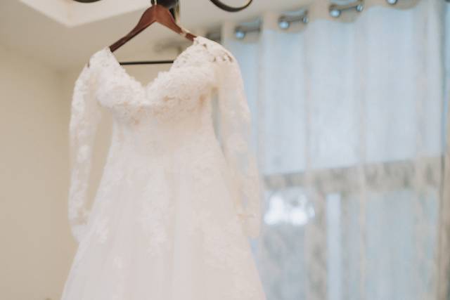 Novia agarrando su vestido