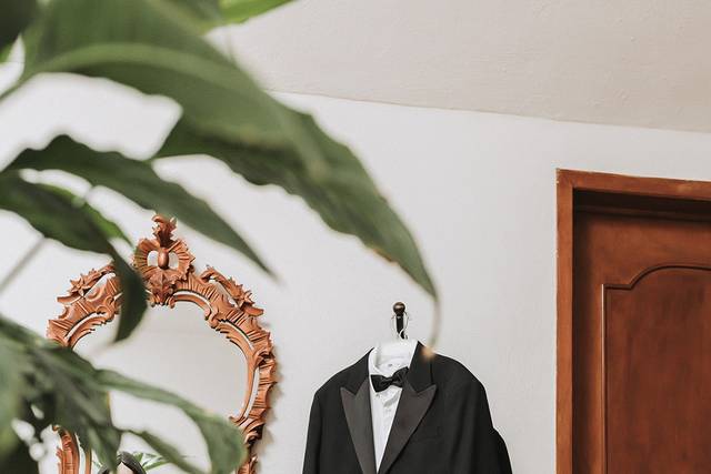 Traje negro colgado