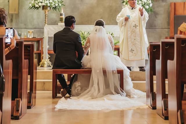 Novios sentados en la iglesia