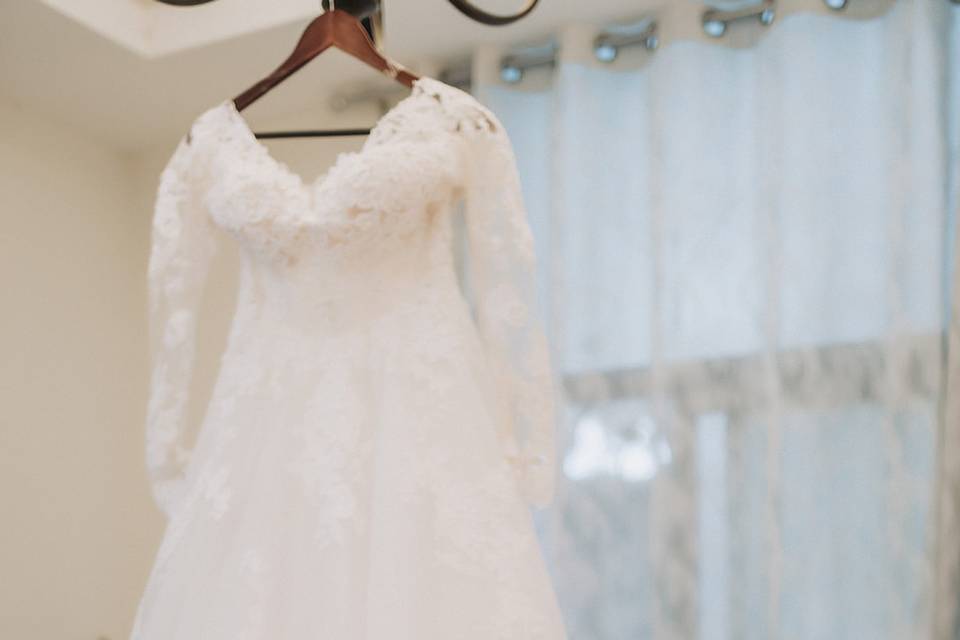 Novia agarrando su vestido