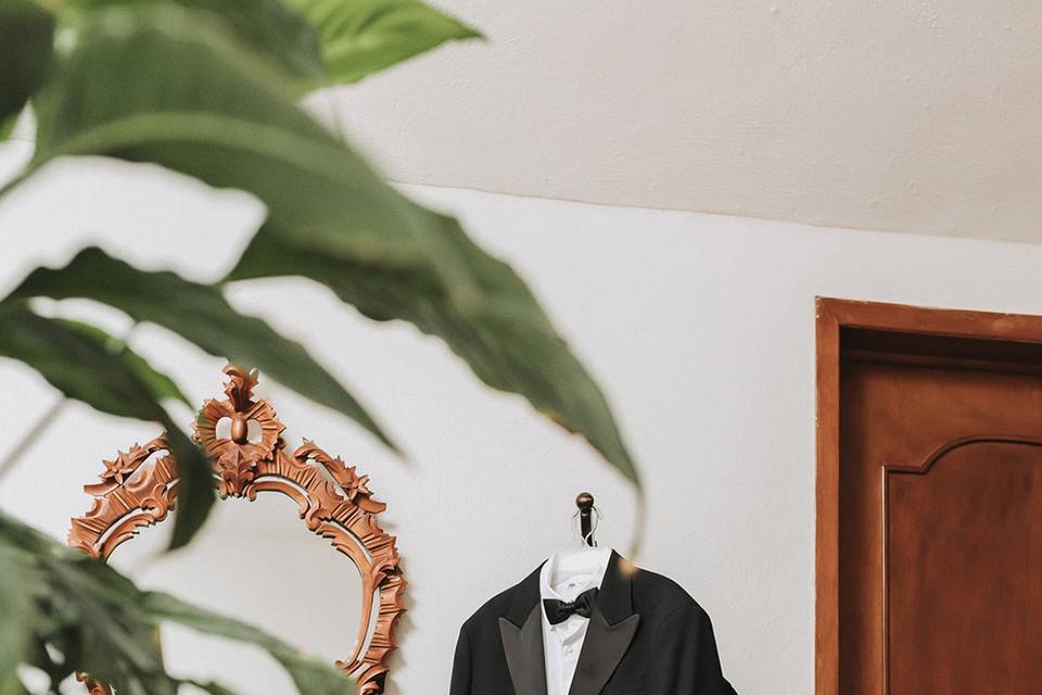 Traje negro colgado