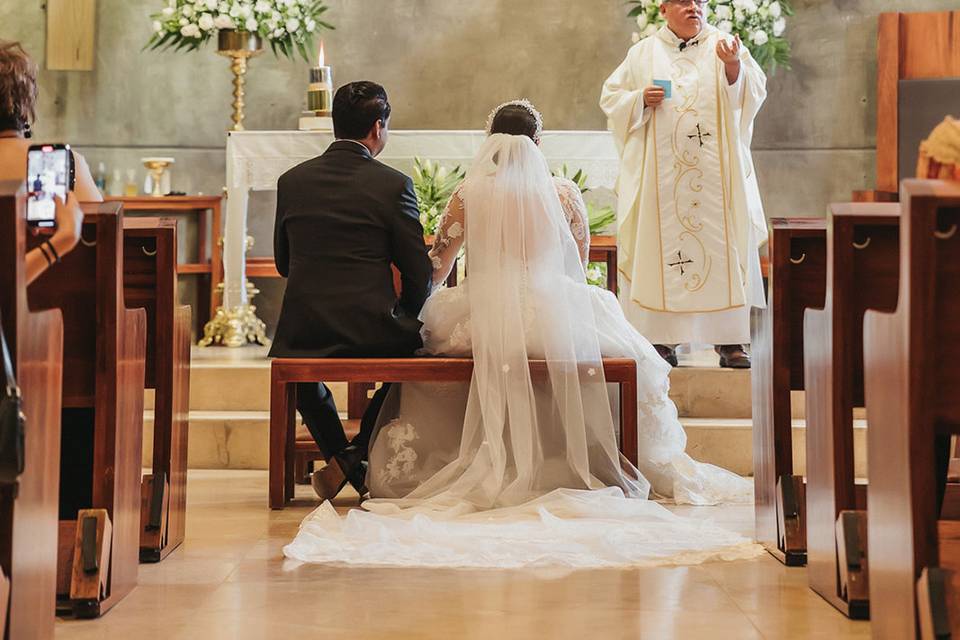 Novios sentados en la iglesia