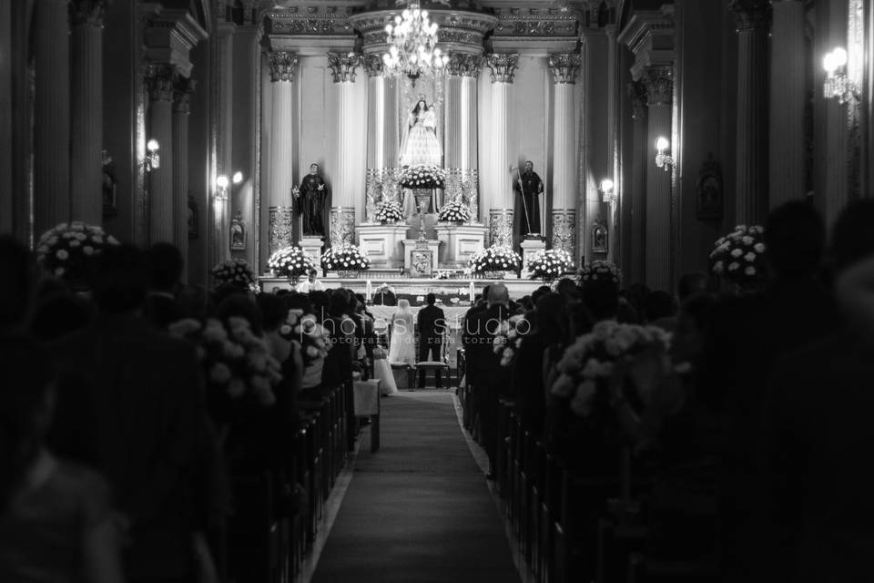 Frente al altar