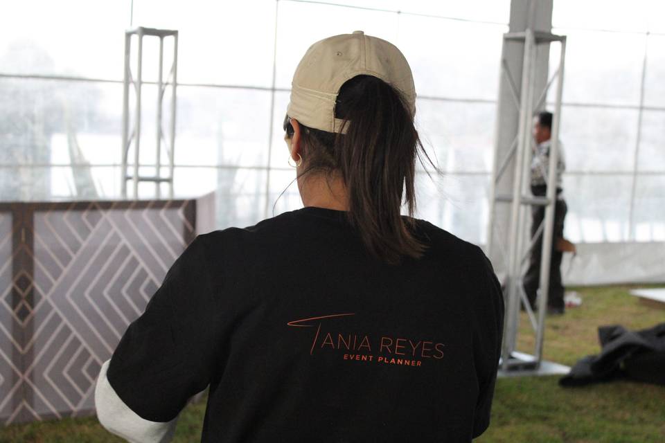 Organizadora de eventos de espaldas