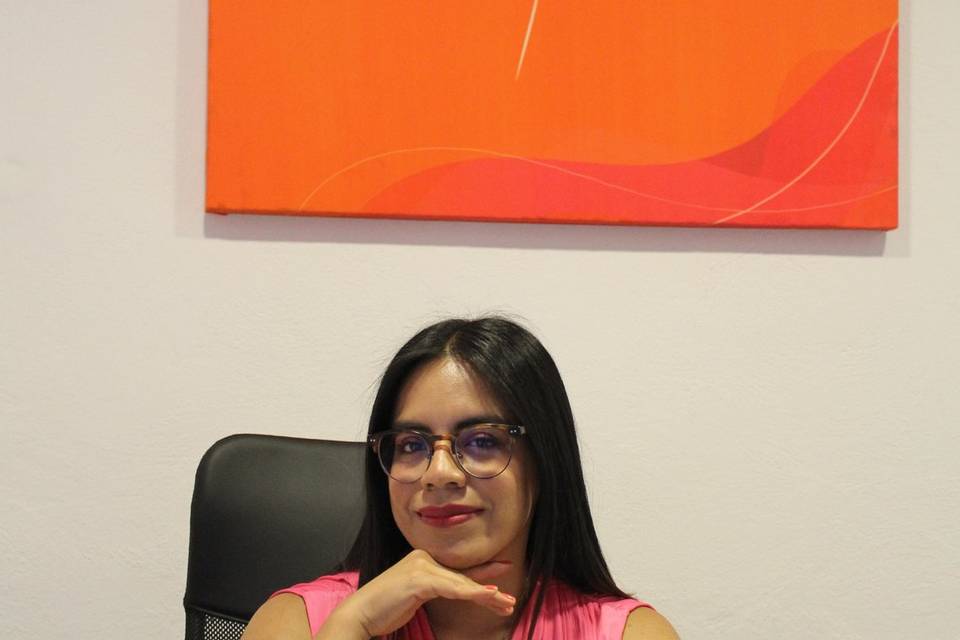 Planificadora de eventos con su laptop