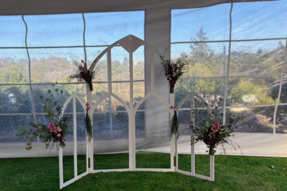 Decoración con estructura blanca y flores