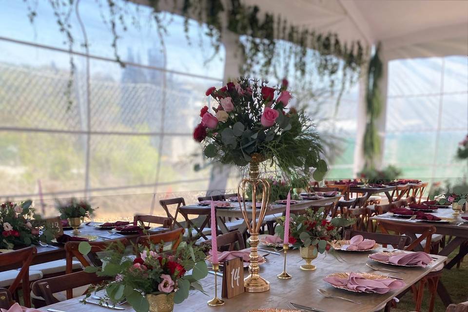 Mesa decorada con servilletas y flores rosas