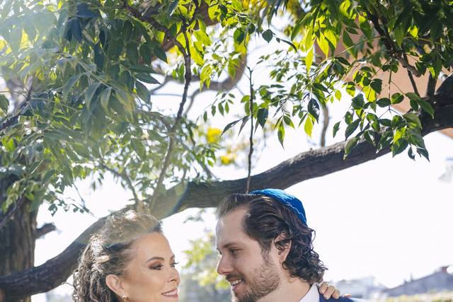 Hombre con traje azul y mujer con vestido dorado