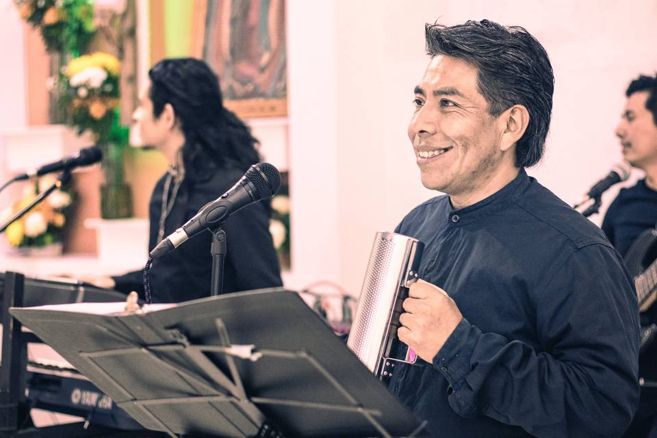 Cantante y güirista animador