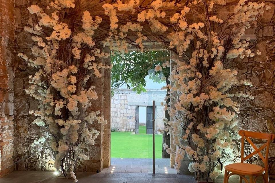 Entrada con arco de flores blancas