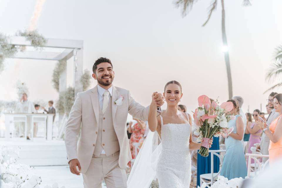 Novios en montaje religioso