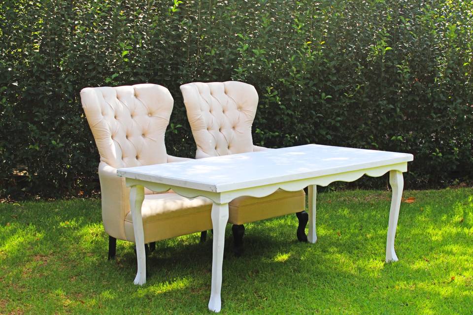 Mesa y sillones de novios