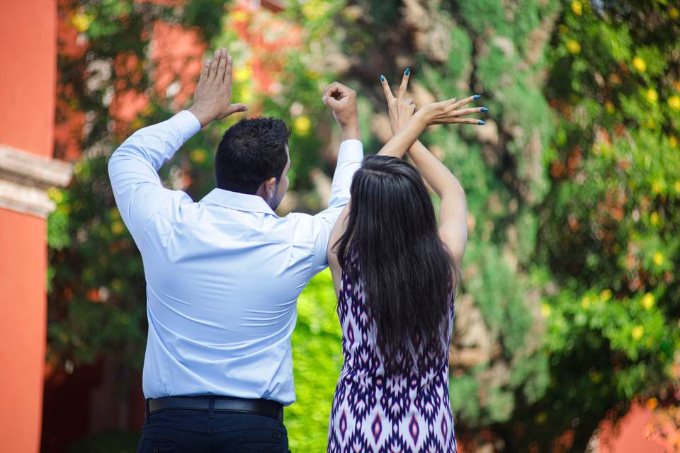 Pareja con las manos arriba