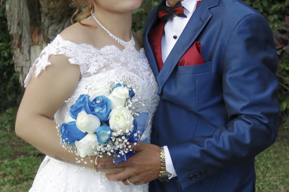 Novios posando en el jardín