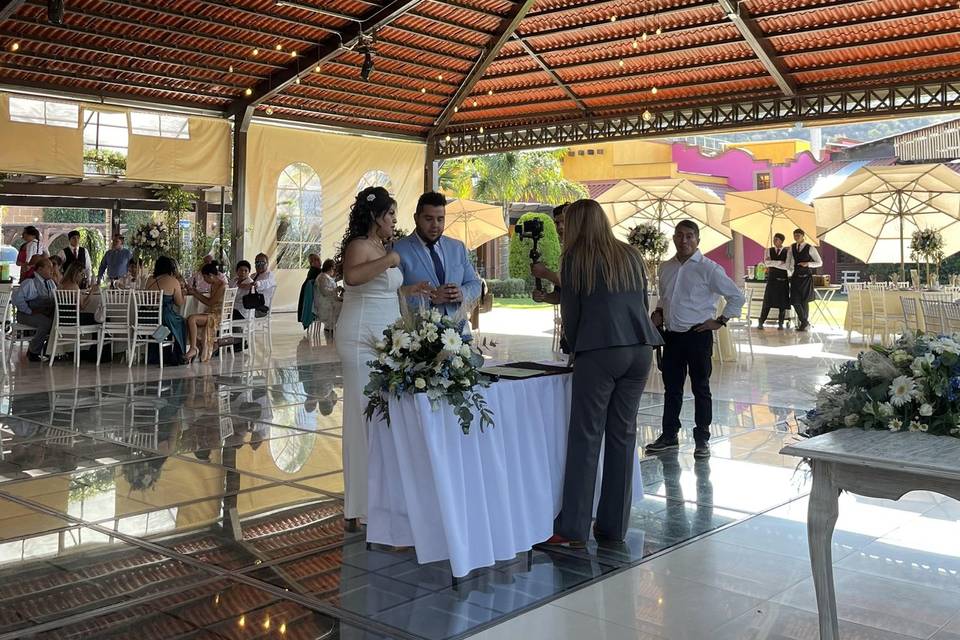 Boda civil en pista
