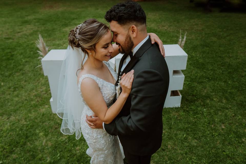 Novios en un jardín