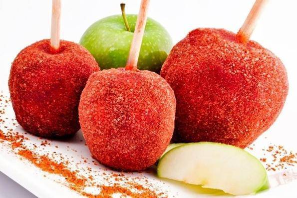 Manzanas cubiertas de chamoy