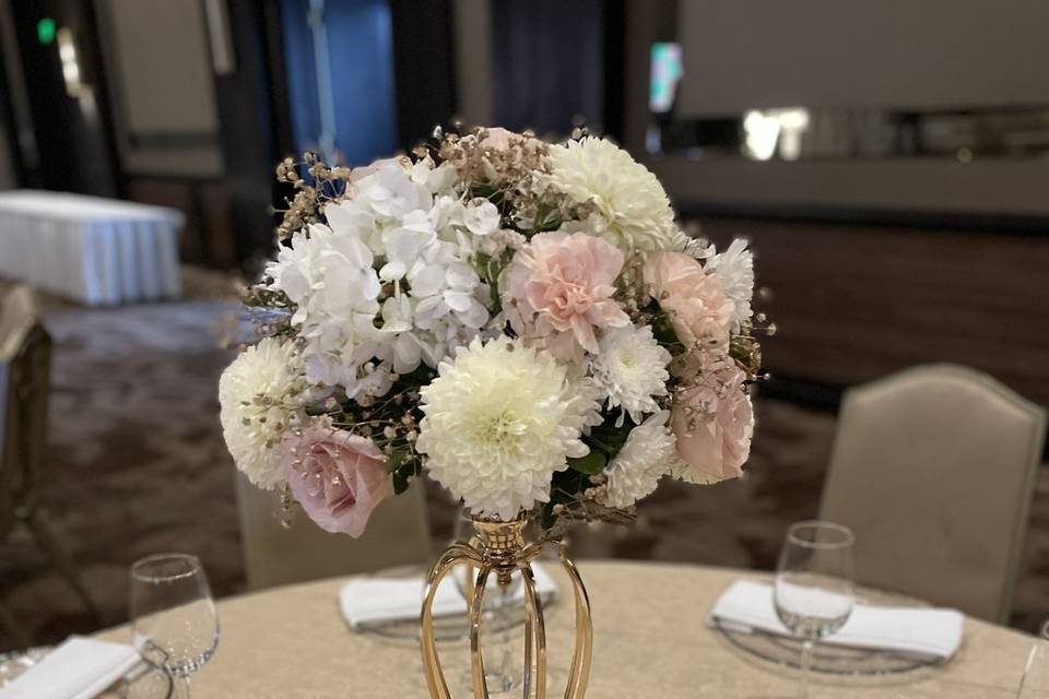 Centro de mesa con flores rosas y blancas