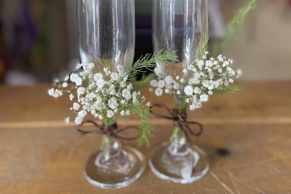 Dos copas decorada con flores blancas