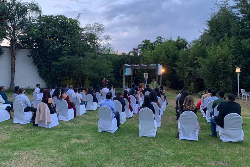 Ceremonia religiosa en jardin