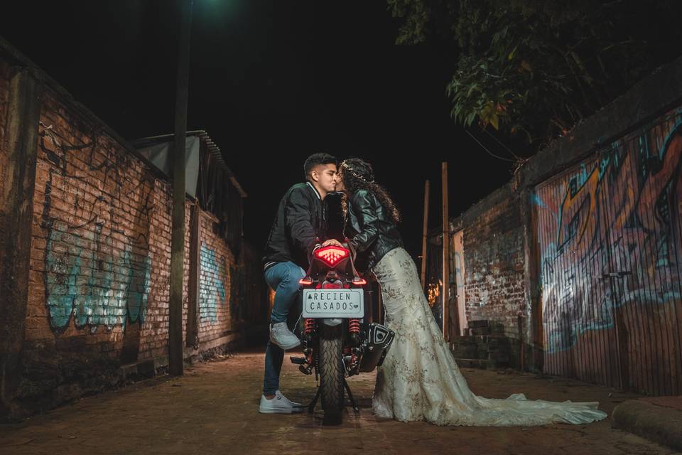 Novios besándose en una moto