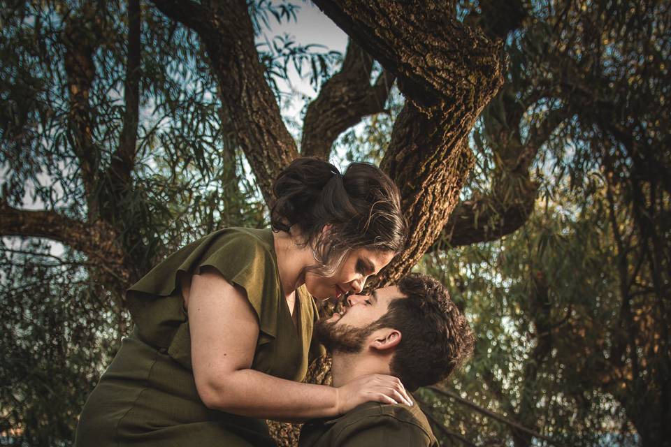 Novios besándose en un árbol