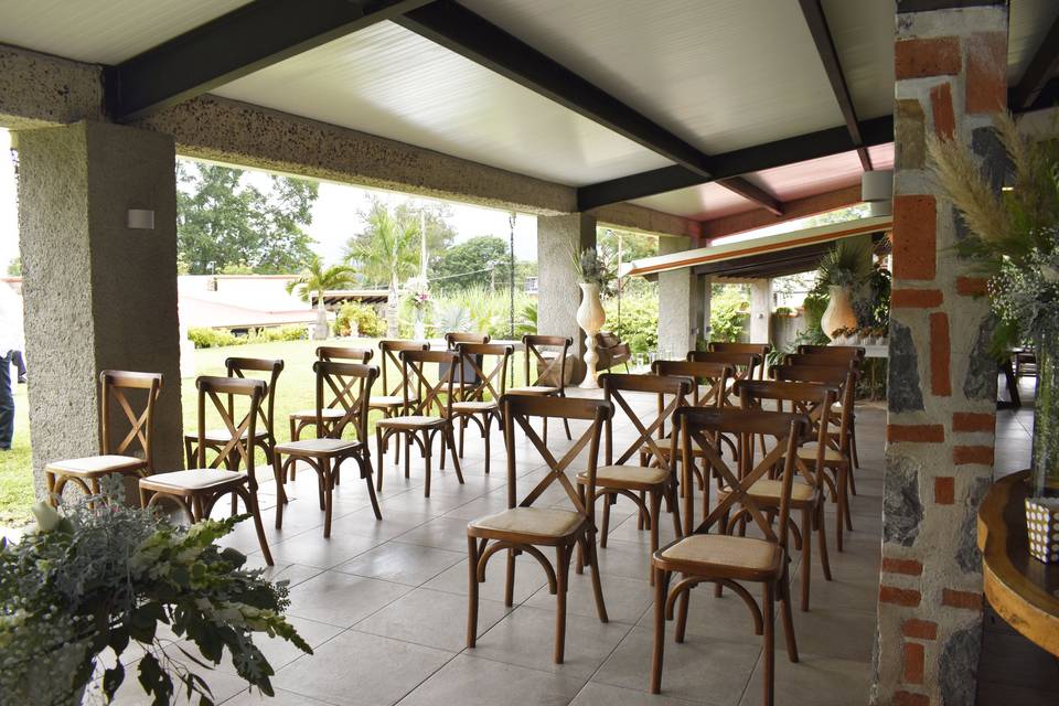 Civil dentro del salón