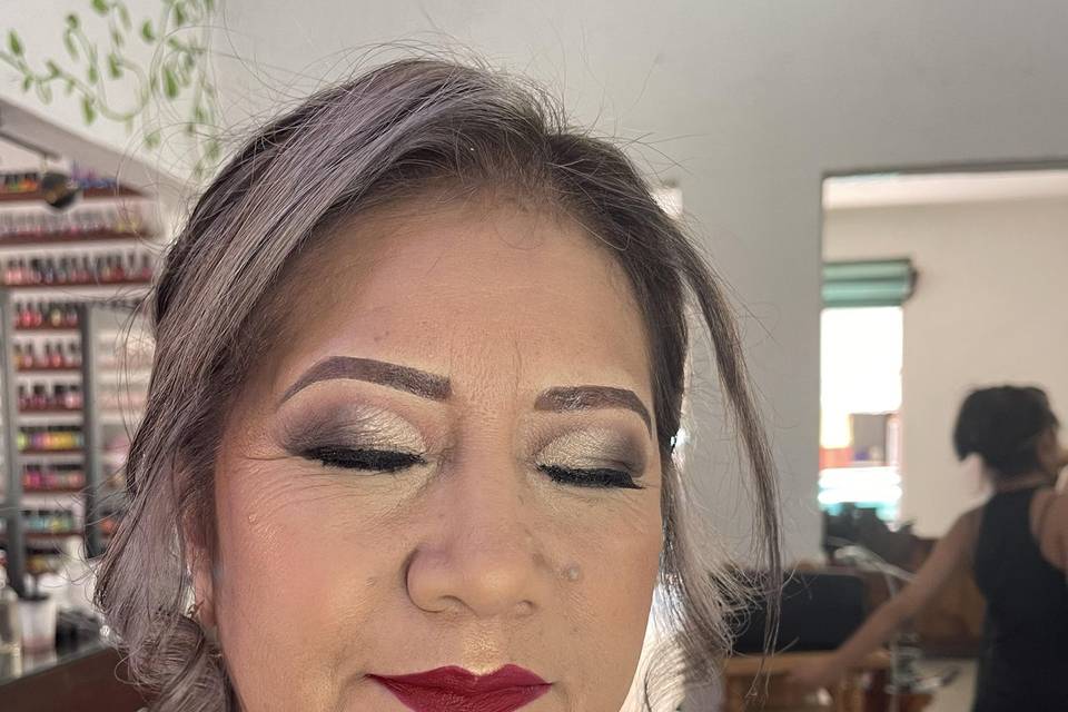 Maquillaje con labios rojos