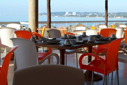 Restaurante con vista al mar