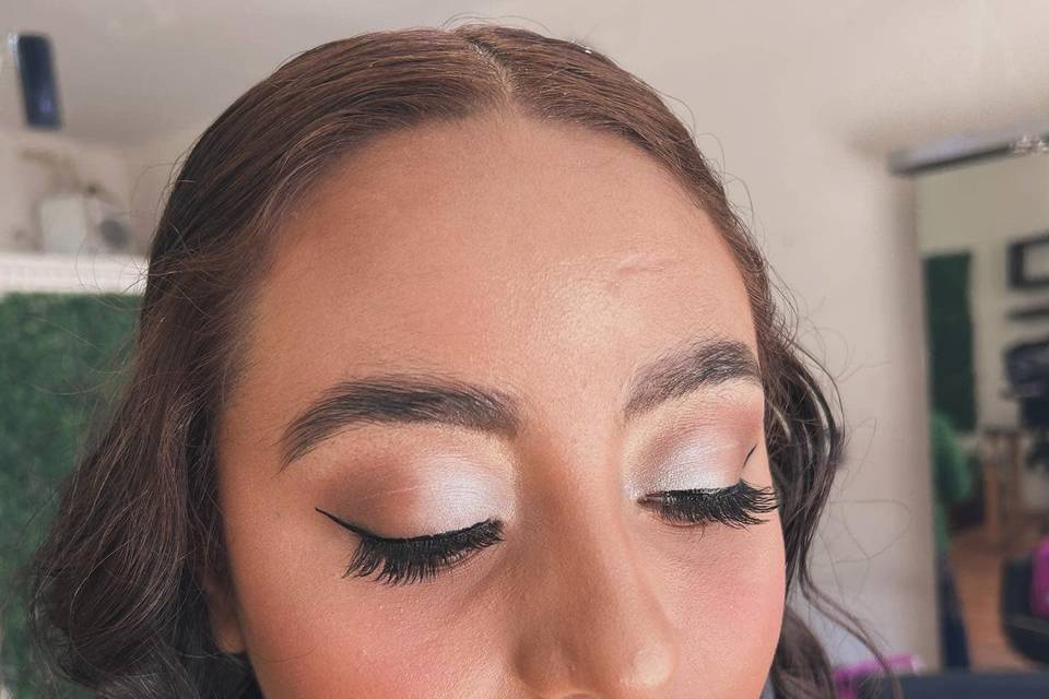Chica maquillada con delineador y sombra brillante