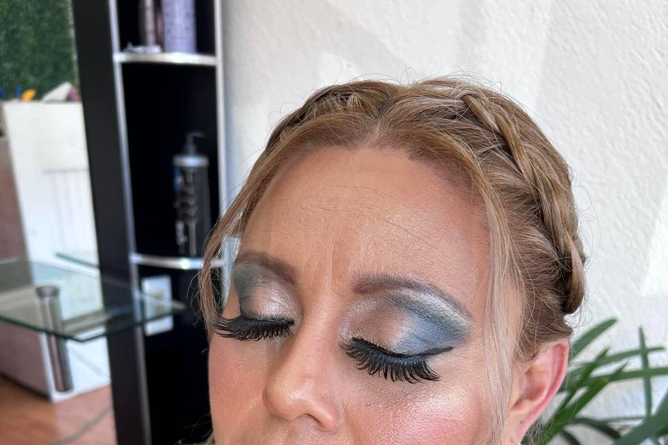 Maquillaje en tonos azulados