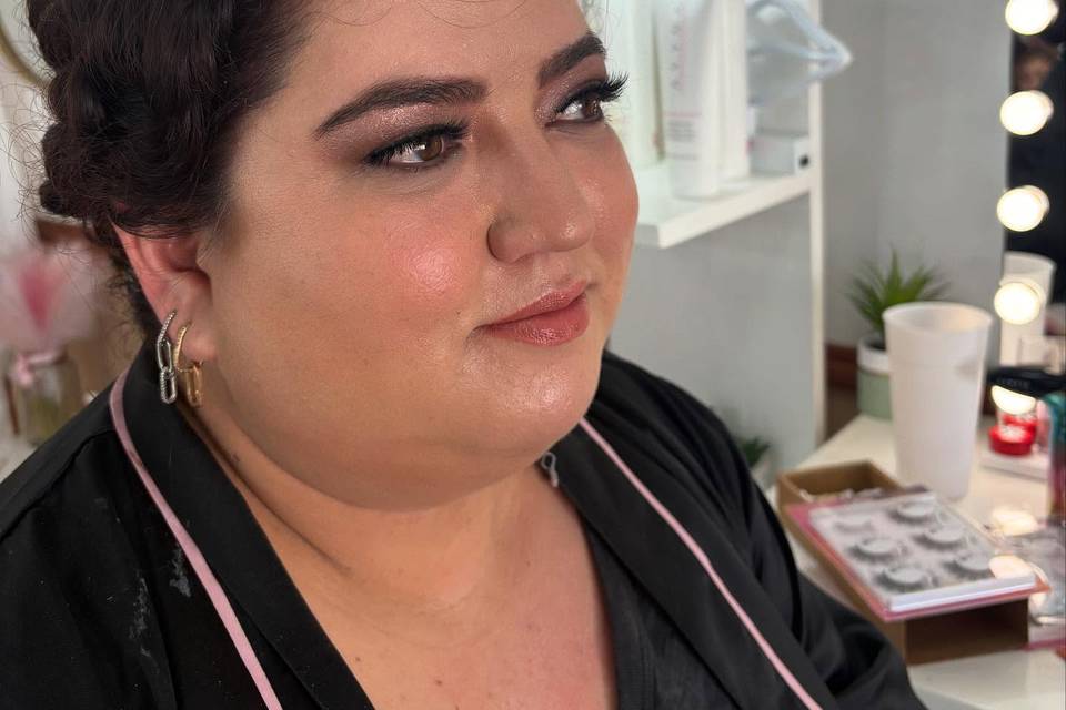 Mujer con maquillaje en tonos cafés