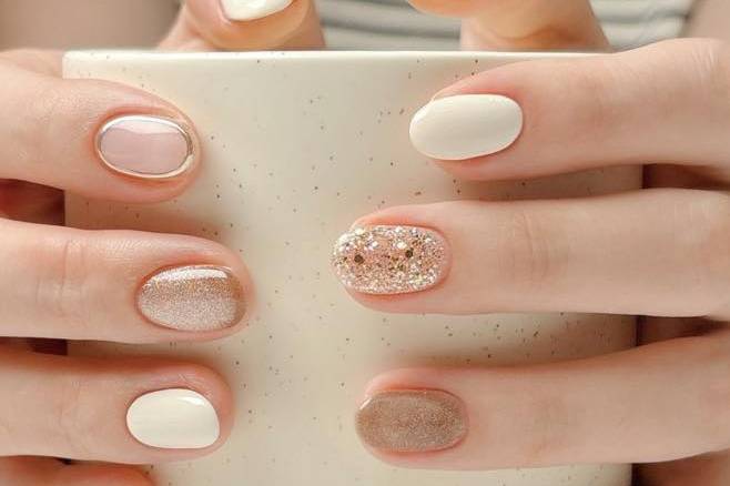 Uñas blancas con brillos