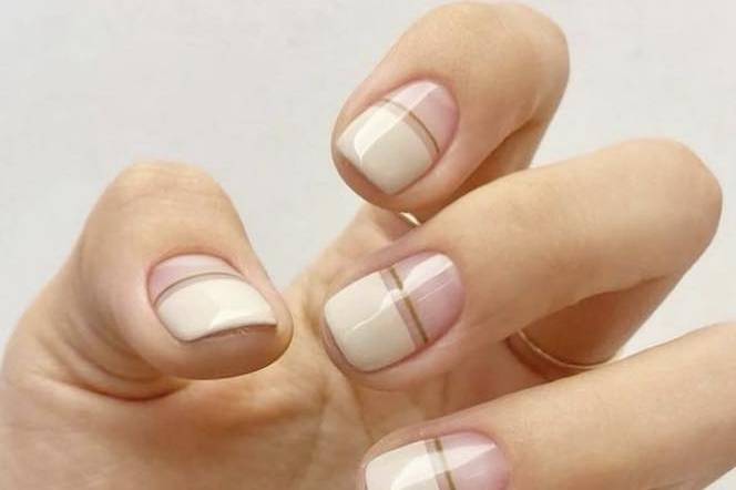 Uñas blancas con líneas doradas